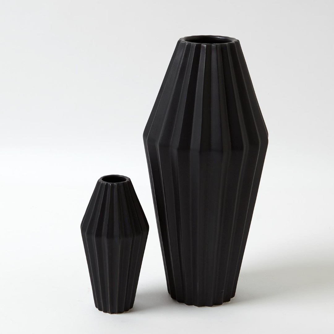 Черная матовая ваза. Ваза черная матовая керамика 15см. Ваза черная матовая керамика 16 см. Ваза черная матовая низкая.