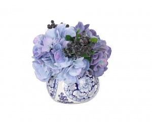 Цветы Hydrangea голубые в керамической вазе